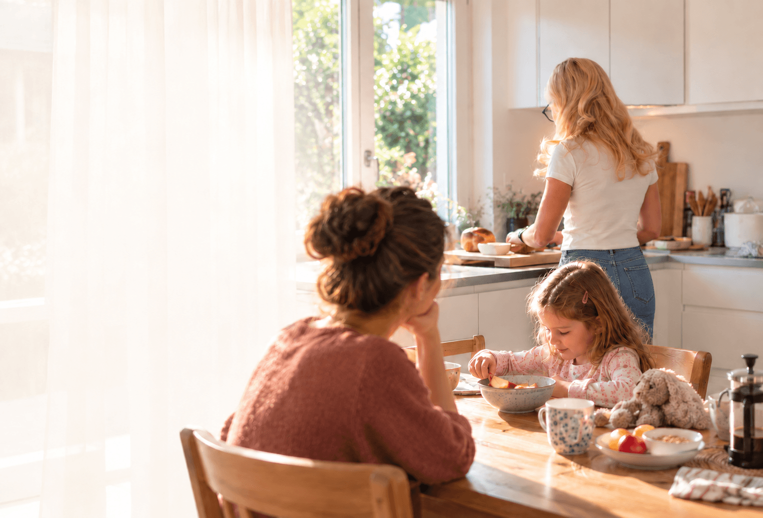Jasmin bereitet in der Küche Essen vor, während Mutter und Kind gemeinsam am Tisch sitzen – KI-generierte Illustration